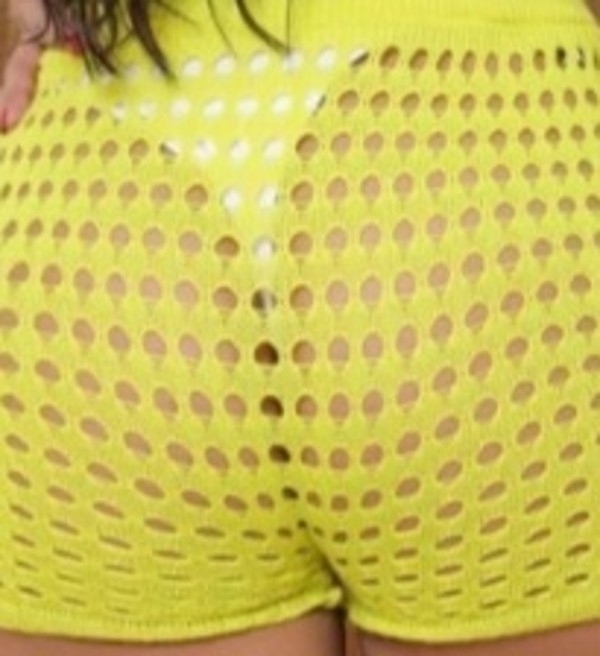 Foto 1 do conto: Os buraquinhos no shortinho da esposa novinha